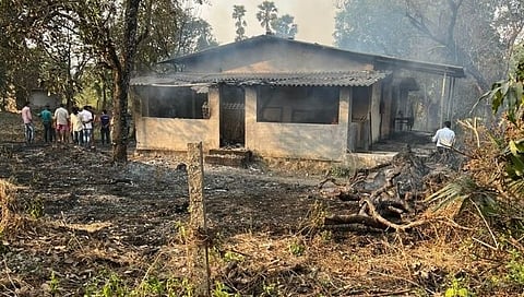 रायगड : अलिबागमधील फटाक्याच्या गाेडाऊनला आग लाखाेंचे नुकसान