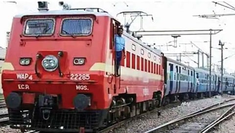 Rail travel : रेल्वे प्रवास महागला, १३० गाड्यांच्या तिकीट दरात वाढ