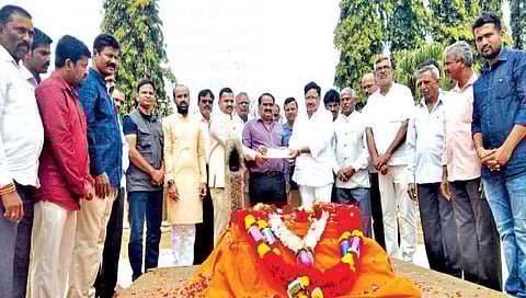 होदिगिरे : येथील छत्रपती शहाजीराजे समाधीच्या जीर्णोद्धारासाठी डॉ. श्रीकांत शिंदे फाऊंडेशनकडून छत्रपती शहाजीराजे स्मारक विकास समितीकडे पाच लाखांचा धनादेश सुपूर्द करण्यात आला. यावेळी विश्वास पाटील, मंगेश चिवटे, मल्लेश शिंदे, बाजीराव चव्हाण आदी.