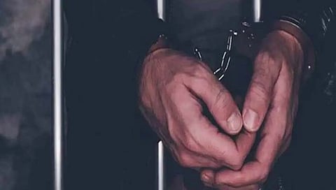 पिस्तूल बाळगणारा वेटर गजाआड