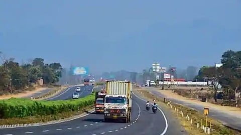 गडकरी : महामार्गावरील वाहनांची गती मर्यादा वाढवली जाणार