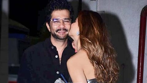 Shamita : राकेश बापटवर प्रेमाचा वर्षाव, किस नंतर पुसले लिपस्टिकचे डाग