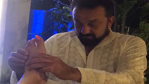 लग्नाच्या वाढदिनी संजू बाबाकडून पत्नी मान्यताला फूट मसाज; Video व्हायरल