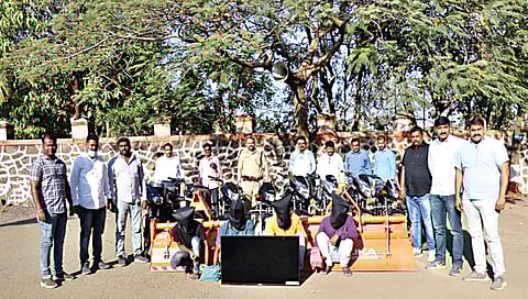 सटाणा : रोटावेटरसह दुचाकी चोरी प्रकरणात अटक केलेल्या गुन्हेगारांना अटक करणार्या पथकासमवेत पोलिस अधीक्षक सचिन पाटील