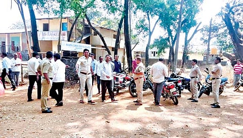 नंदगड : महाविद्यालयासमोर जमलेल्या नागरिकांना शांततेचे आवाहन करताना पोलिस.