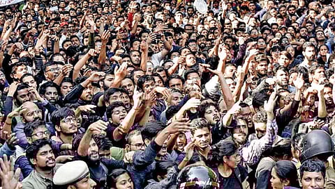 समाज माध्यमे : नक्की हिरो कोण ?