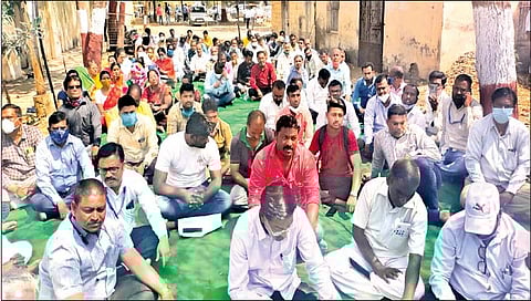 सोलापूर : राज्य सरकारी कर्मचार्यांचा एल्गार