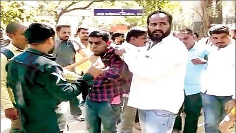 सांगली : बोगस दस्त करून फसवणूक करणार्यांना लोकांनी चोप देऊन सांगली शहर पोलिसांच्या ताब्यात दिले.