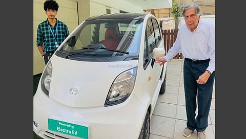 रतन टाटा यांची नॅनो आता इलेक्ट्रीक कार बनली. खुद्द रतन टाटांनी घेतली टेस्ट ड्राईव्ह