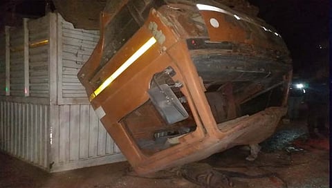 कोल्हापूर : नांदगाव-घुंगूर रस्त्यावर ट्रक पलटी, एक जण जागीच ठार, तर चालक गंभीर जखमी