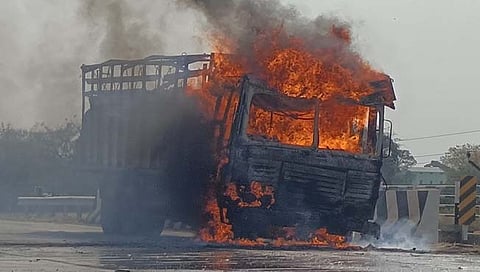 हिंगोली : सेनगाव-हिंगोली महामार्गावर चालत्या ट्रकला भीषण आग