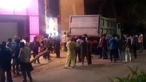 सोलापूर : सात रस्ता vip रोडवर मलबार गोल्ड शोरूम समोरच्या भिंतीला ट्रकची धडक