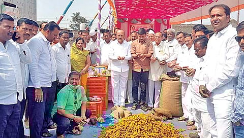 सांगली : आष्ट्यामध्ये हळद सौद्यांचा प्रारंभ; हळदीला 21 हजार इतका उच्चांकी दर