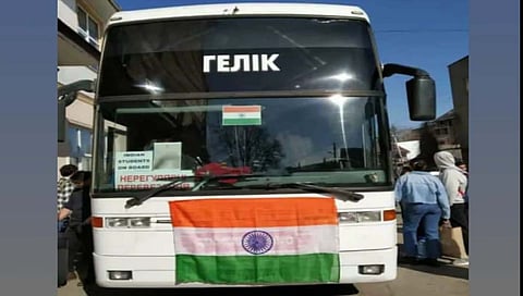 ukraine : युक्रेनमध्ये अडकलेल्या विद्यार्थ्यांची पहिली तुकडी भारताकडे रवाना, पालक आनंदीत