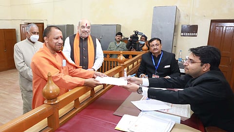 Yogi Adityanath : योगी आदित्यानाथ यांनी संपत्ती केली जाहीर, १ लाखांचे रिव्हॉल्व्हर, ८० हजारांची रायफल, सोन्याच्या रुद्राक्षाचाही समावेश