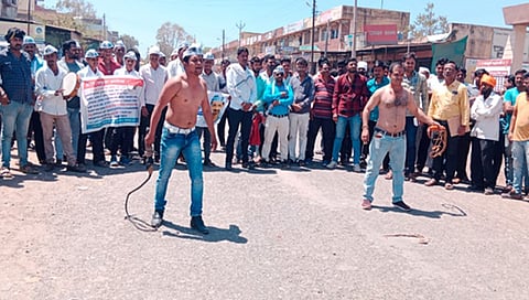 नांदगाव : आपचे विशाल वडगुले, माजी नगरसेवक यशवंत शिंदे अंगावर चाबकाचे फटके मारून घेतांना.