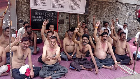 नाशिक : अर्धनग्न आंदोलन करुन एसटी कर्मचाऱ्यांनी राज्य सरकारचा नोंदवला निषेध