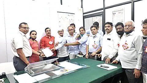 सातपूर : कामगारविरोधी धोरण रद्दसाठी देशव्यापी संपाच्या पार्श्वभूमीवर कामगार अधिकारी म. ज. सूर्यवंशी यांना निवेदन देताना राजू देसले, व्ही. डी. धनवटे, दत्तात्रय गायधनी आदींसह कामगार.