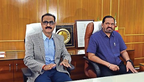 नाशिक महापालिकेच्या आयुक्तपदाची सूत्रे रमेश पवार यांनी गुरुवारी स्वीकारली. या पदावरून पायउतार झालेले मावळते आयुक्त कैलास जाधव यांना मात्र अद्याप नवीन नियुक्तीची प्रतीक्षा आहे.