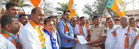 इंदापूर पोलीस स्टेशनला निवेदन देताना भाजपाचे नेते माजी मंत्री हर्षवर्धन पाटील.