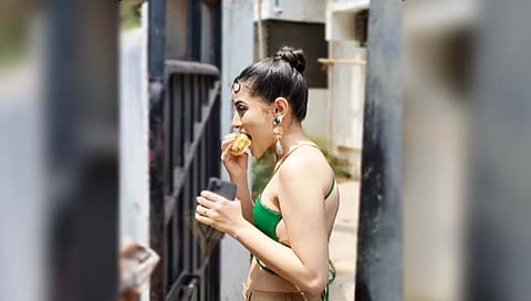 Urfi Javed : उर्फी जावेद तिच्या कपड्यावरून नव्हे तर वडापावमुळे चर्चेत