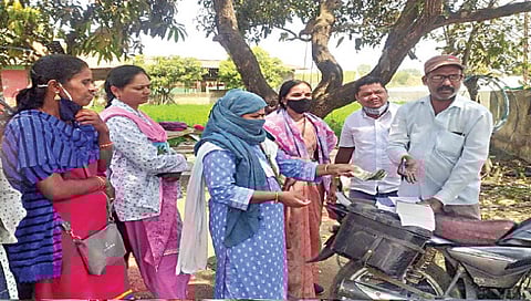 दिंडोरी : शेतकर्याकडून कर्जवसुली करताना नाशिक जिल्हा बँकेचे महिला कर्जवसुली पथक.