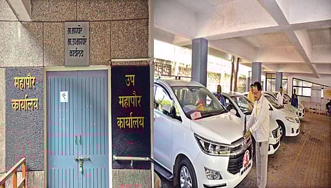 नाशिक महापालिकेवर प्रशासकीय राजवट सुरु ; वाहने जप्त, कार्यालयांना टाळे