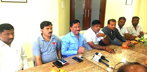 ‘हिंमत असेल तर आमदार केसरकर यांनी कोकण आयुक्तांवर हक्कभंग आणावा’