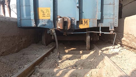 कोल्हापूर : रेल्वेस्थानक घुशींनी पोखरला, मालवाहतूक रेल्वेचा डबा पुन्हा घसरला, तीन महिन्यातील दुसरी घटना