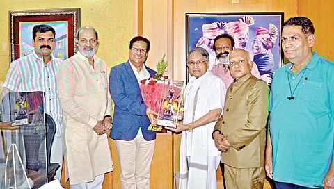 कोल्हापूर : पहिल्या विश्वात्मक संत साहित्य संमेलनाचे अध्यक्ष डॉ. मदन महाराज गोसावी यांच्या हस्ते दैनिक ‘पुढारी’चे मुख्य संपादक डॉ. प्रतापसिंह जाधव यांचा सत्कार करण्यात आला. यावेळी प्रा. डॉ. प्रकाश खांडगे, जगन्नाथ पाटील, मोहन गोस्वामी, शिरीष चिटणीस, राजू राऊत आदी. (छाया : पप्पू अत्तार)