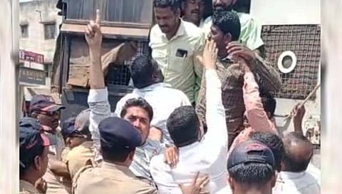 कोल्हापूर : दिवसा १० तास विजेच्या मागणीसाठी रास्तारोको आंदोलन, ‘स्वाभिमानी’चे कार्यकर्ते ताब्यात