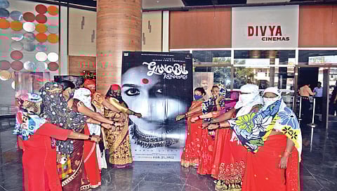 ‘गंगुबाई काठियावाडी’ पाहून भावुक झाल्या वारांगणा ; नाशिकमध्ये काळ्याफिती लावून निषेध