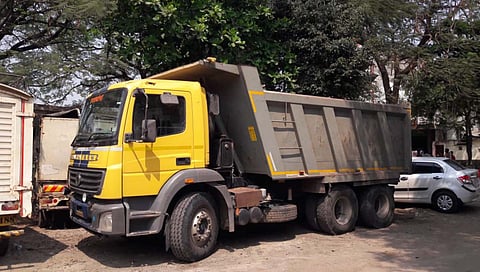 बीड : अवैध वाळूच्या डंपरवर कारवाई; २५ लाखांचा मुद्देमाल जप्त