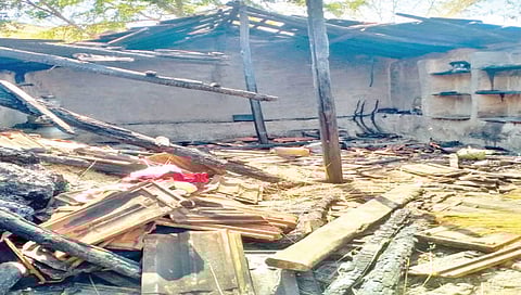 कुटुंबासह शेतात गेले, अन् इकडे सगळा संसार जळून खाक झाला, नाशिकमध्ये शेतकऱ्याच्या घराला आग