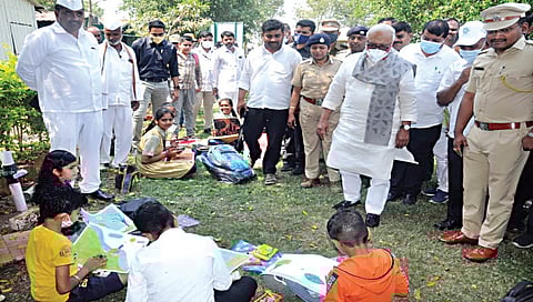 नाशिक : नांदूरमध्यमेश्वर येथील पक्षी महोत्सवात विद्यार्थ्यांशी संवाद साधताना पालकमंत्री छगन भुजबळ. समवेत इतर मान्यवर.