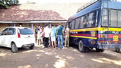 नाशिक : इगतपुरीत हुक्का पार्टीवर पोलिसांचा छापा; 20 तरुणींसह 75 जणांना अटक