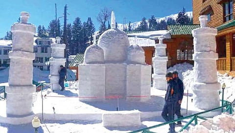 श्रीनगर : जम्मू-काश्मीरमध्ये बनला बर्फाचा ताजमहाल