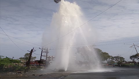 नाशिक : ट्रकच्या धडकेने जलवाहिनी फुटली ; 50 फूट कारंजा बघण्यासाठी लोकांची गर्दी