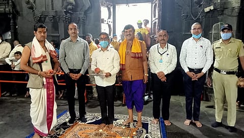 नाशिक : नवे जिल्हाधिकारी त्र्यंबकेश्वराच्या दरबारी, दर्शन घेऊन कामाची सुरुवात