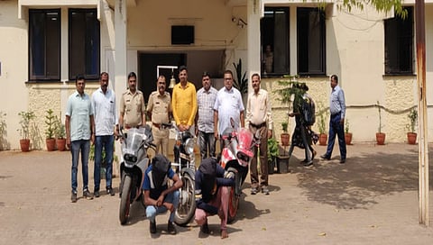 पंचवटी : दोघा दुचाकीचोरांसह म्हसरूळ पोलीस ठाण्याचे गुन्हे शोध पथक.