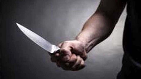 निपाणी येथे जेवणाच्या निमंत्रणावरून मित्रांवर चाकूहल्ला ; दोघांना अटक