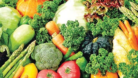 सोलापूर : पालेभाज्यांचे दर वाढले; फळाची मागणी वाढली