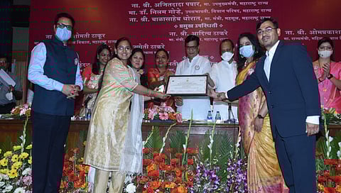 महिला दिनानिमित्त राज्याचे उपमुख्यमंत्री अजित पवार, महसूलमंत्री बाळासाहेब थोरात यांच्या हस्ते सन्मान स्विकारताना महिला व बालविकास सभापती अश्विनी आहेर, मुख्यकार्यकारी अधिकारी लीना बनसोड, जिल्हा कार्यक्रम अधिकारी दीपक चाटे आदी.