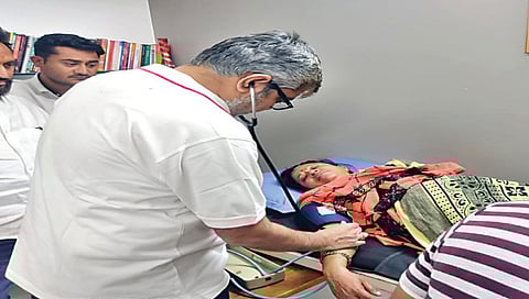 मालेगाव : उपोषणकर्त्या कल्पना वाघ यांची तपासणी करताना डॉक्टर.