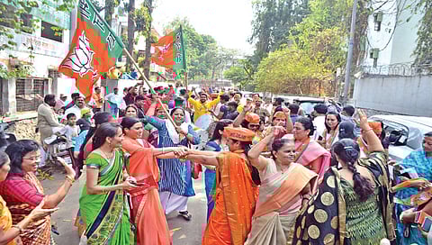 नाशिक : एन.डी. पटेलरोड येथील वसंतस्मृती कार्यालयासमोर जल्लोष करताना भाजप पदाधिकारी व कार्यकर्ते.