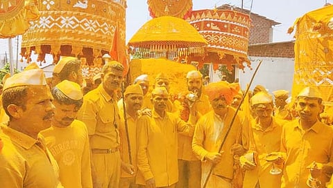 आदमापूर : बाळूमामा यात्रेची सांगता; तब्बल ५ क्विंटल भंडाऱ्याची उधळण