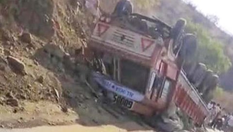 बीड : धारूर घाटात पुन्हा सिंमेटचा ट्रक पलटला, एकाचा मृत्यू