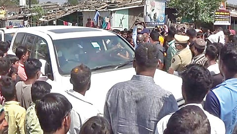 नाशिक : आमदारांना घरे, मग आम्हाला का नाहीत’, भुजबळांच्या गाडीला घेराव