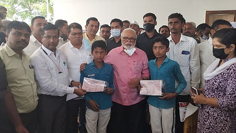 नाशिक : निराधार भावडांना भुजबळांच्या हातून बळ