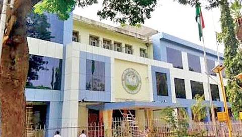 सोलापूर : मिनी मंत्रालयातील अर्थमंत्र्यांच्या सुटकेसमध्ये दडलंय काय?